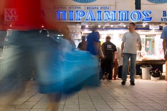 Die Griechen kaufen auch weiterhin in Athen auf dem Markt in Psirri ein - nur zu neuen Steuerbedingungen.