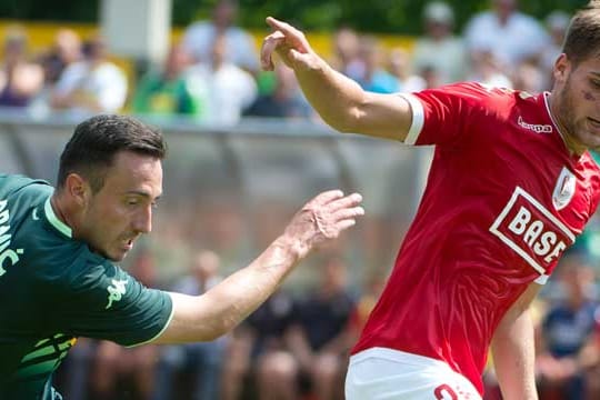 Neuzugang Josip Drmic (li.) brachte Borussia Mönchengladbach im Testspiel gegen Standard Lüttich bereits nach drei Spielminuten in Führung.