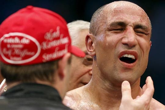 Arthur Abraham hat seinen WM-Gürtel im Supermittelgewicht gegen Dauerrivale Robert Stieglitz verteidigt.