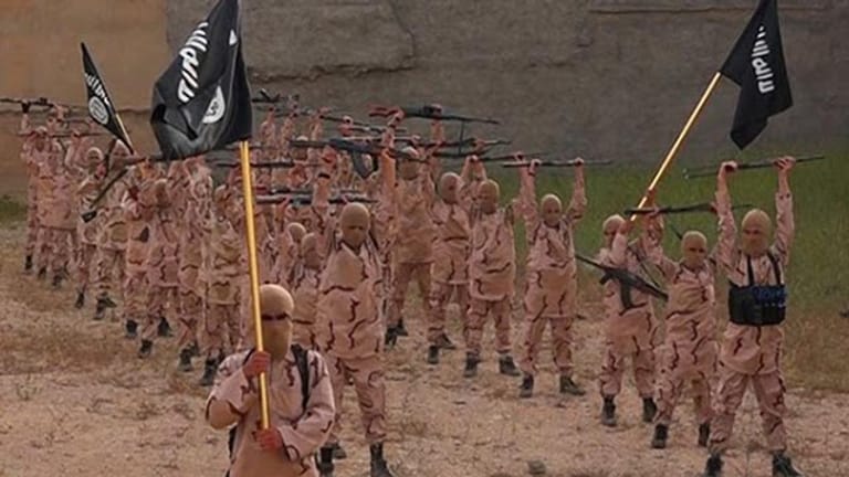 Jungen werden in einem Trainingscamp des IS an Waffen ausgebildet. Acht bis zehn Stunden am Tag dauert der Drill.