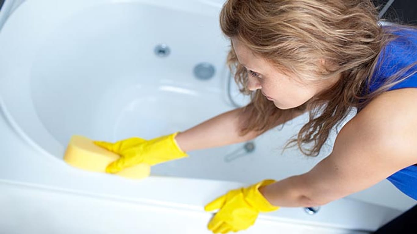 Hässliche Kalkflecken in der Badewanne lassen sich mit Hilfe von Buntwaschmittel und Wasser leicht entfernen.