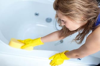 Hässliche Kalkflecken in der Badewanne lassen sich mit Hilfe von Buntwaschmittel und Wasser leicht entfernen.