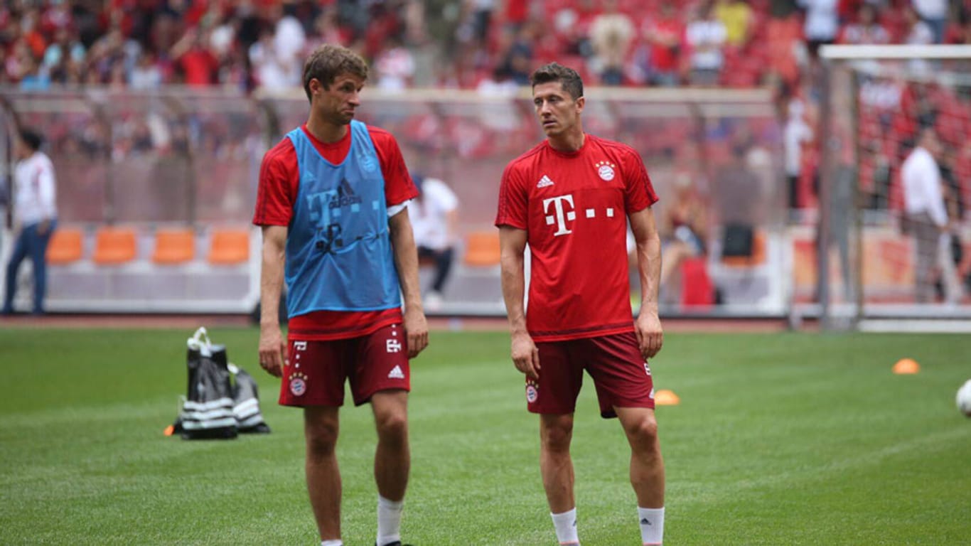 Thomas Müller (li.) und Robert Lewandowski bewerben sich um den Platz im Bayern-Sturm.