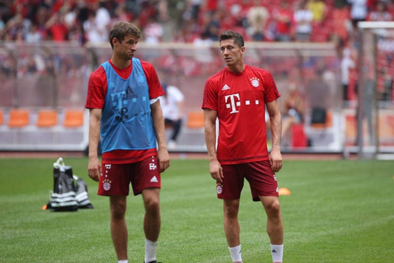 Thomas Müller (li.) und Robert Lewandowski bewerben sich um den Platz im Bayern-Sturm.