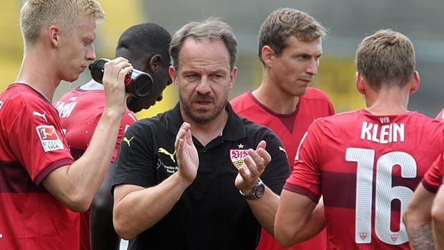 Alexander Zorniger (vorne) soll den VfB-Stars in der kommenden Saison Beine machen. Alexander Zorniger (vorne) soll den VfB-Stars in der kommenden Saison Beine machen.