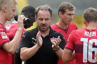 Alexander Zorniger (vorne) soll den VfB-Stars in der kommenden Saison Beine machen.