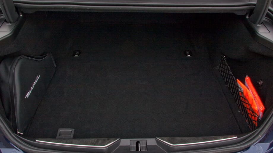 Hinter der breiten Öffnung fasst der Kofferraum 530 Liter Gepäckvolumen.