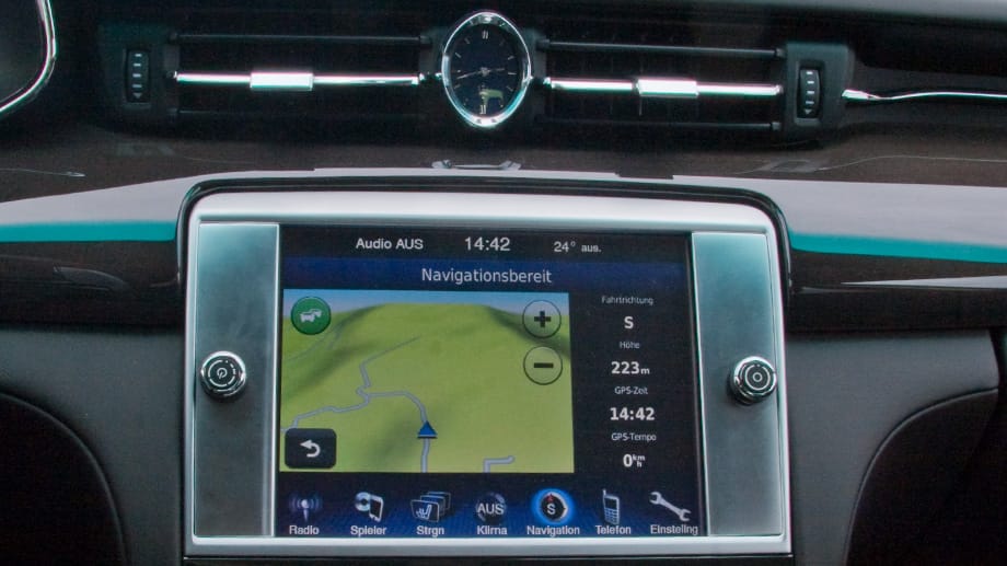 Klassik trifft Moderne: Analoguhr und Navigationsbildschirm im Maserati Quattroporte.