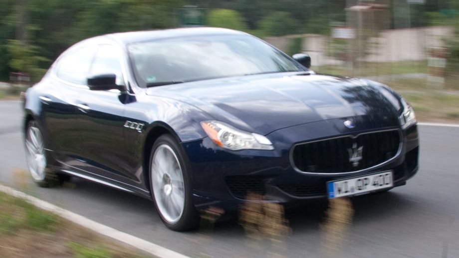 Beim Maserati Quattroporte verschwimmen die Bilder - er fühlt sich an wie ein Sportwagen, bietet aber den Platz einer klassischen Limousine.