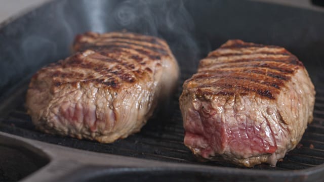 Fleisch braten: Ein häufiger Fehler führt dazu, dass Fleisch außen zu schnell kross wird.