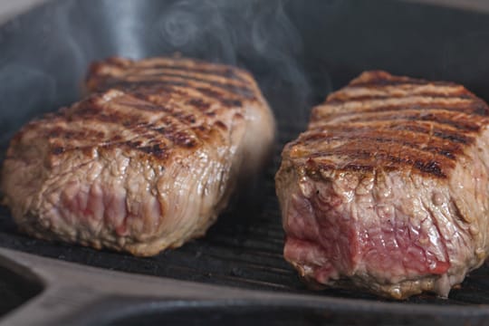 Fleisch braten: Ein häufiger Fehler führt dazu, dass Fleisch außen zu schnell kross wird.