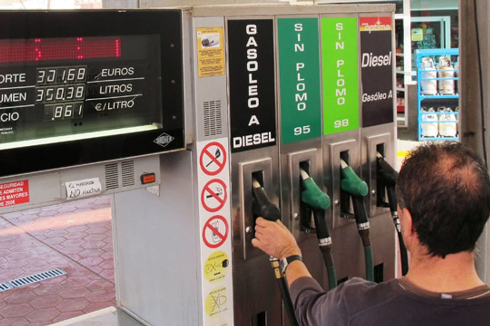 Tanken im Ausland: Ohne die richtigen Vokabel kann es schnell zum Fehlgriff am Zapfhahn kommen.