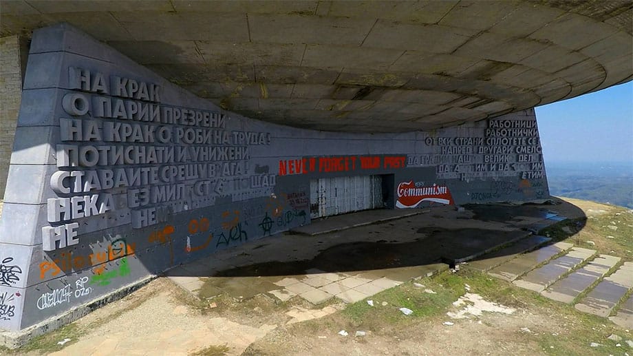 Das Betreten ist verboten, wer aber dem auffälligen Graffiti folgt, findet einen "alternativen Einstieg".