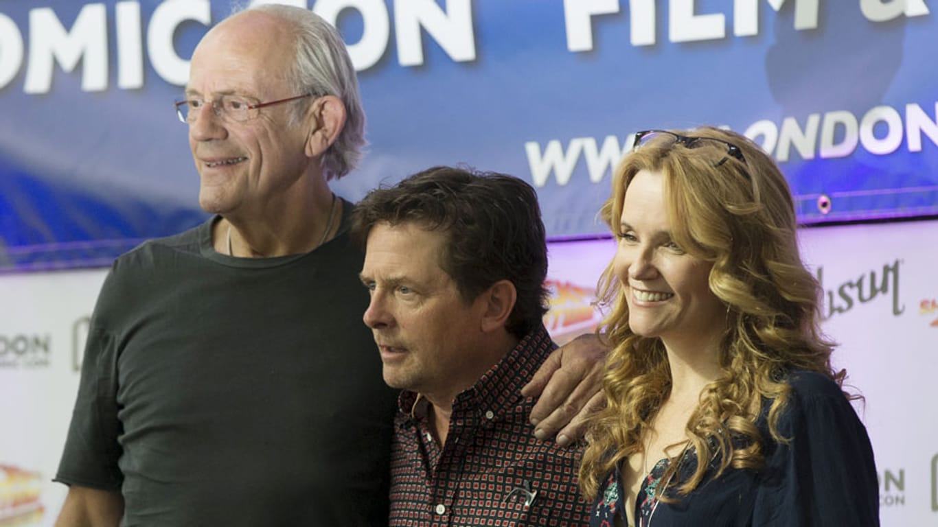 Christopher Lloyd, Michael J. Fox und Lea Thompson (von li. n. re.) trafen sich in London, um den Geburtstag der Film-Kultreihe zu feiern.