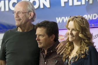 Christopher Lloyd, Michael J. Fox und Lea Thompson (von li. n. re.) trafen sich in London, um den Geburtstag der Film-Kultreihe zu feiern.