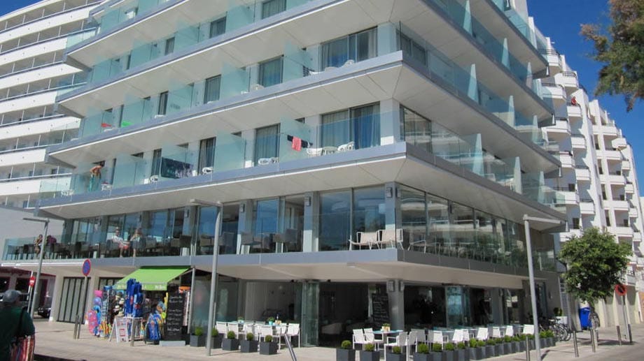 Eine ganz andere Klientel bedient das "Allsun Hotel Amarac": Das Hotel besticht durch moderne Architektur, helle Farben sowie edles Design und liegt in erster Reihe zum Strand.