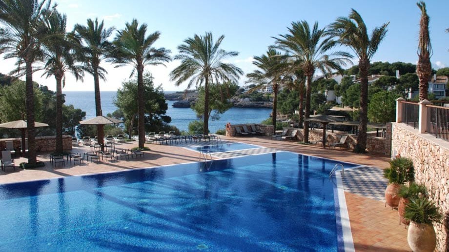 Platz 4: Ob planschen im großen Pool, entspannen in der Chill-Out-Bar oder bräunen in der hoteleigenen Bucht - auf dem großzügigen Gelände des "Robinson Club Cala Serena" ist Urlaubsfeeling garantiert.