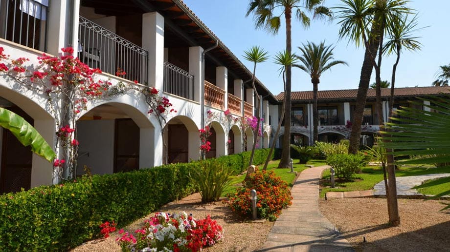 Das "Hotel Botel Alcudiamar" steht auf einer Landzunge, direkt an der Marina und dem privaten Jachthafen von Porto Alcúdia.