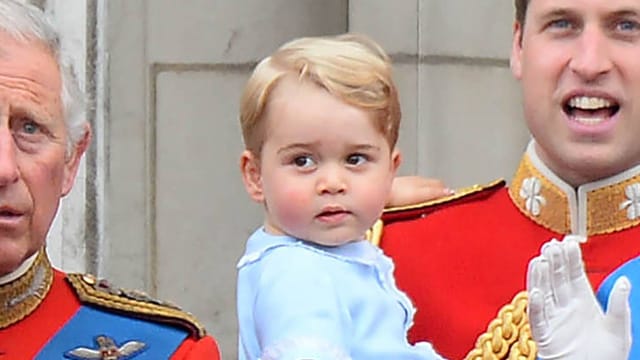 Prinz George mit Papa William und Opa Charles im Juni bei "Trooping the Colour". Prinz George mit Papa William und Opa Charles im Juni bei "Trooping the Colour".