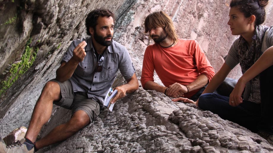 Geologe Asier Hilario (l) erklärt den Wanderern die geologische Bedeutung des Flysch.
