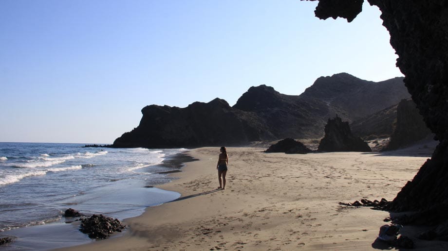 Der Küstenweg im Naturpark Cabo de Gata führt die Wanderer durch bizarre Mondlandschaften.