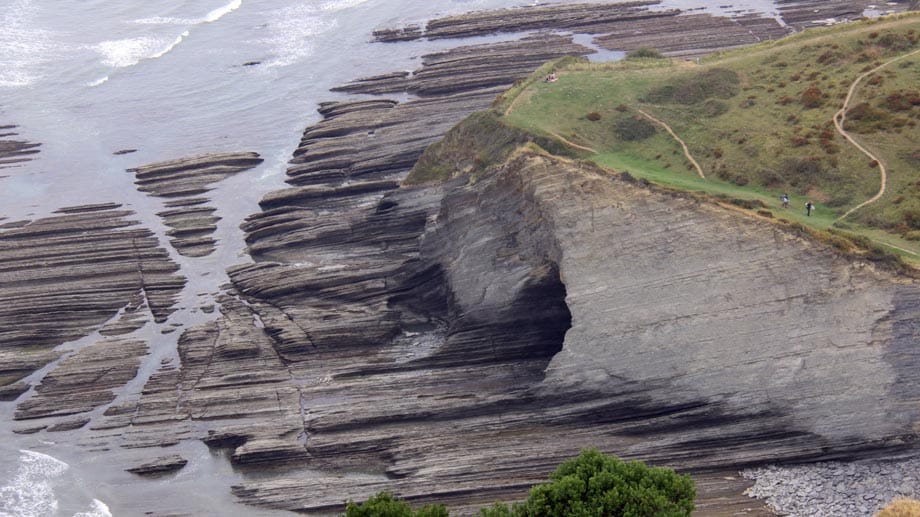 Jede Felsplatte entspricht rund 10.000 Jahren: Der Flysch-Küstenwanderweg zwischen Zumaia und Deba erzählt von 50 Millionen Jahren Erdgeschichte.
