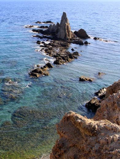 Filmreifer Ausblick: Das Sirenen-Riff (Arrecife de las Sirenas) an der andalusischen Mittelmeerküste.