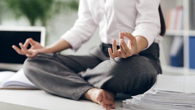 Zwischendurch ein paar Minuten Yoga im Büro verleiht neue Energie.