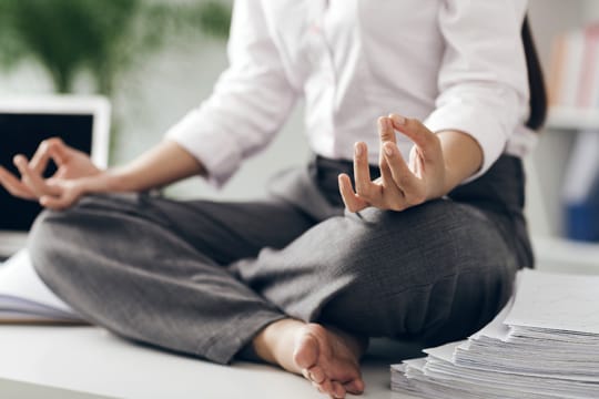 Zwischendurch ein paar Minuten Yoga im Büro verleiht neue Energie.