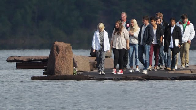 Überlebende nach dem Massaker auf der Fjordinsel Utøya.