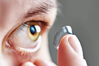 Spezielle Kontaktlinsen können die Sehfähigkeit bei einer Hornhautverkrümmung verbessern.