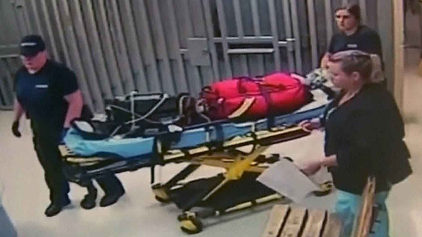 Sandra Blands Leiche wird am 13. Juli aus der Haftanstalt in Hempstead, Texas, abtransportiert. Die junge Frau hatte seit einer Polizeikontrolle am 10. Juli dort in einer Zelle gesessen und soll Selbstmord begangen haben.