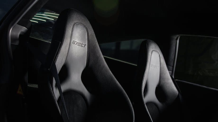 Der Produktname prangt auf den Schalensitzen des McLaren.