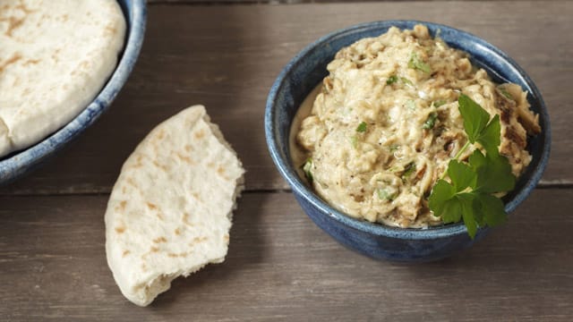 Ideal für die Bewirtung von Gästen: Der Thunfisch-Dip mit Frischkäse ist schnell zubereitet.