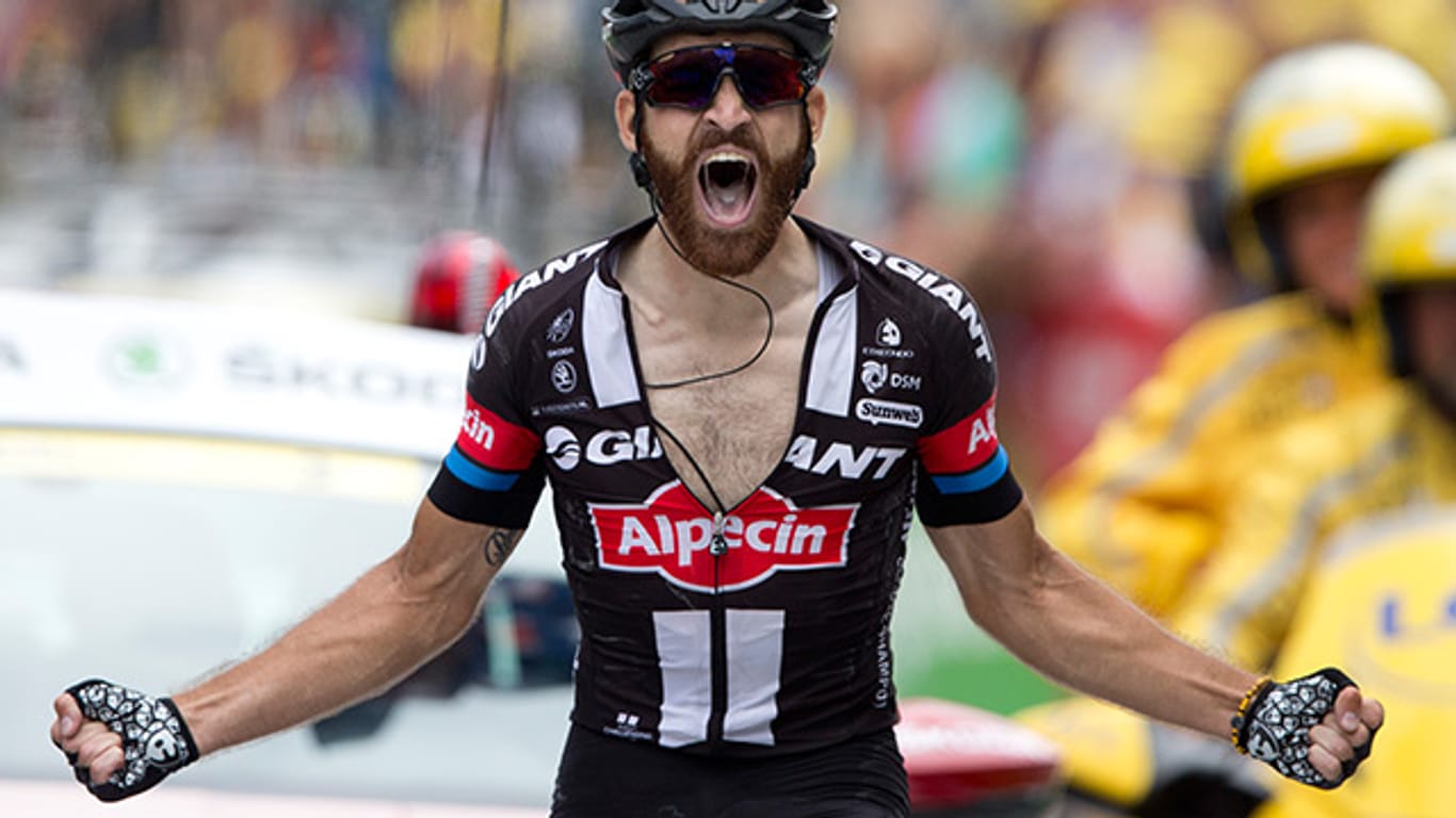 Simon Geschke freut sich über seinen Sieg bei der 17. Etappe der Tour de France.
