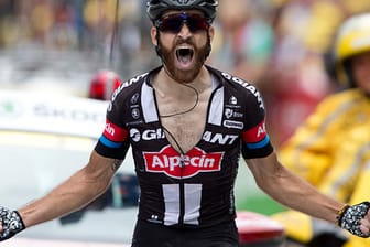 Simon Geschke freut sich über seinen Sieg bei der 17. Etappe der Tour de France.
