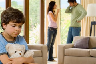 Trennung und Scheidung: Wenn Eltern heillos zerstritten sind, kann eine Trennung auch für das Kind besser sein.