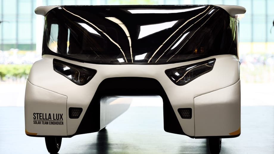 Stella Lux sieht aus wie ein Katamaran auf Rädern: Das Elektroauto soll eine Reichweite zwischen 650 und 1000 Kilometern bieten.