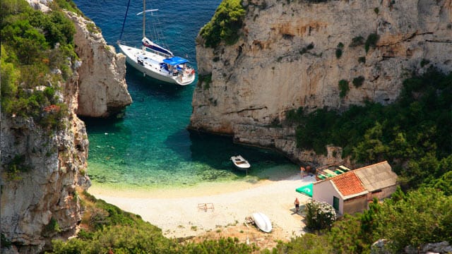 Auf der kroatischen Insel Vis finden Urlauber noch einsame Strände. Einer davon ist der Strand von Zaglav.