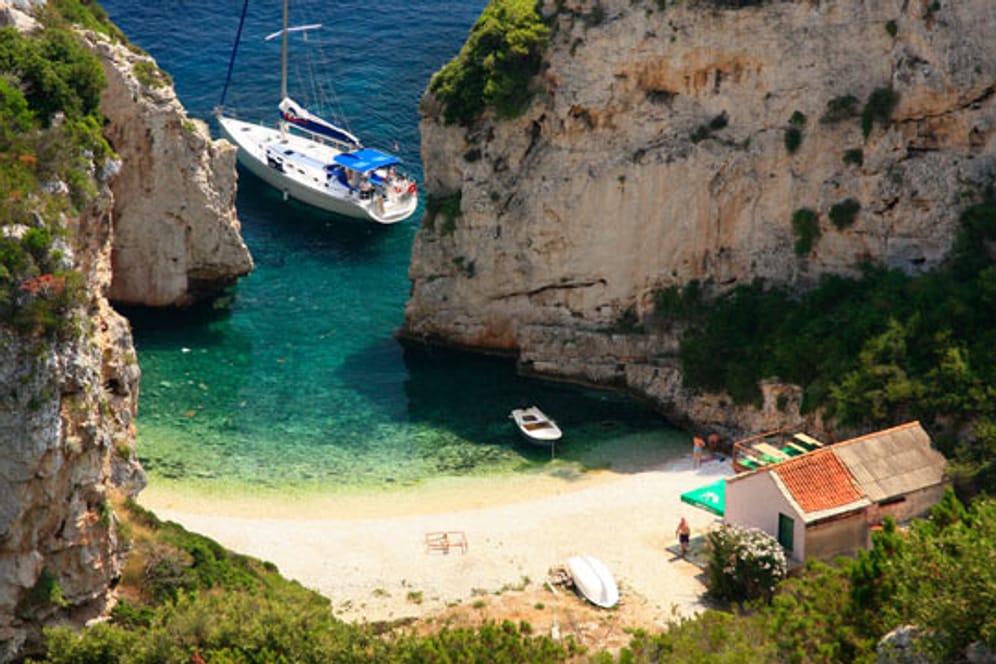 Auf der kroatischen Insel Vis finden Urlauber noch einsame Strände. Einer davon ist der Strand von Zaglav.