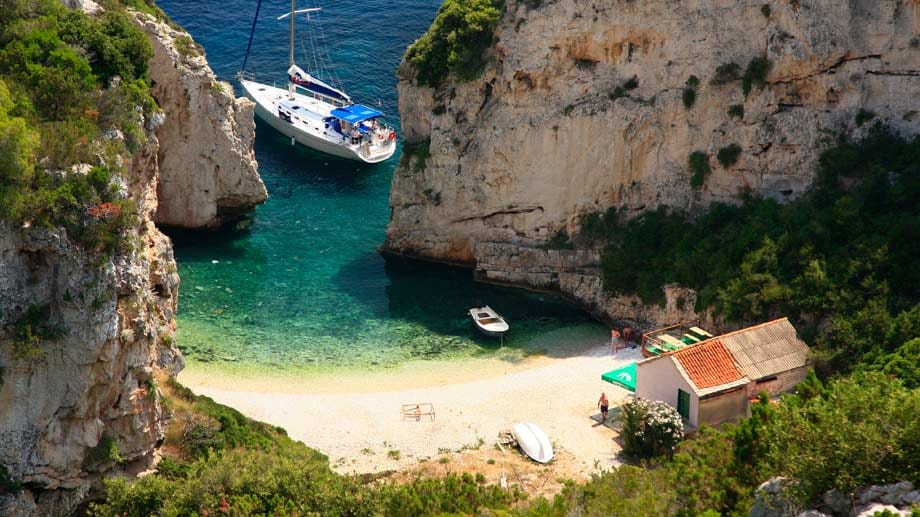 Auf der kroatischen Insel Vis finden Urlauber noch einsame Strände. Einer davon ist der Strand von Zaglav.