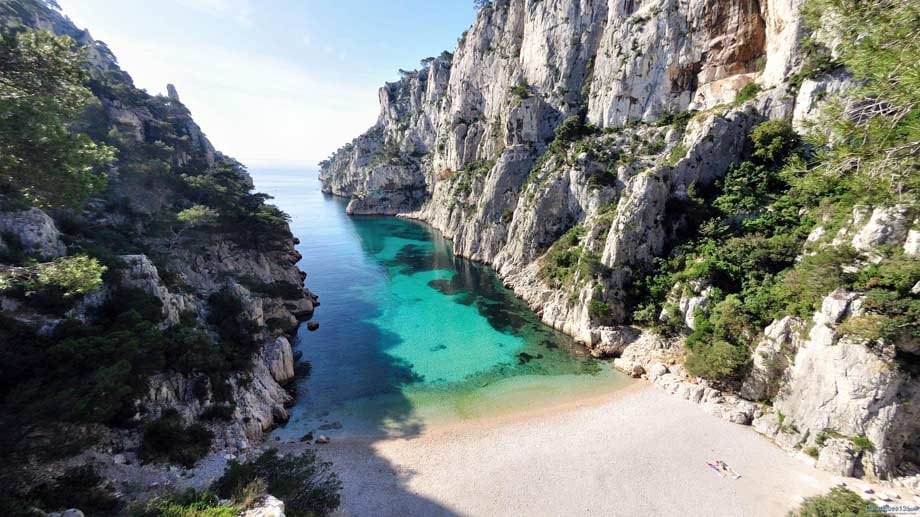 Die Calanque d'en Vau versteckt sich zwischen Cassis und Marseille an der Südküste Frankreichs. Die Bucht ist nur über Wanderwege oder mit dem Boot zu erreichen.