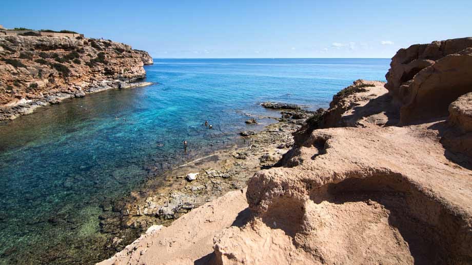 Von den insgesamt 69 Kilometern Küste auf Formentera ist der Geheimtipp unter den Stränden die Cala en Baster. Gelegen zwischen Felsen ist die Bucht nicht leicht erreichbar, ideal für ein ruhiges Badevergnügen.