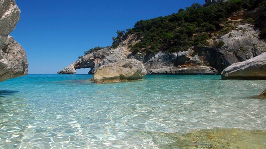 Die Bucht der Cala Goloritzè auf Sardinien liegt im Osten der Insel und ist zu Fuß nur bedingt erreichbar. Besser kommen Gäste über das Wasser.
