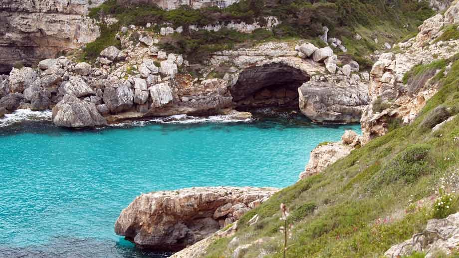 Im Südosten Mallorcas liegt der 40 Meter lange Strand der Caló des Màrmols. Die Bucht fahren normalerweise nur Segler und Motorbootfahrer an, da Spaziergänger an der Küste mehr als fünf Kilometer zur Bucht laufen.