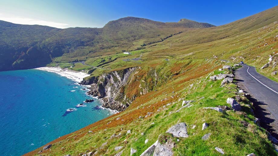 Das County Mayo liegt im Nordwesten der Republik Irlands. Der White Strand liegt im südlichen County Mayo, von wo aus der Blick auf den Berg Knockmore auf Clare Island fällt.
