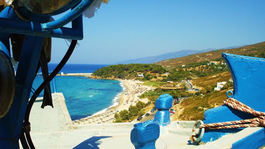 In der Ostägäis liegt die Insel Ikaria. Ruhe tanken die Insulaner an den feinen Sandstränden und Buchten zwischen Armenistis und Gialiskari, wie dem Strand von Messachti.