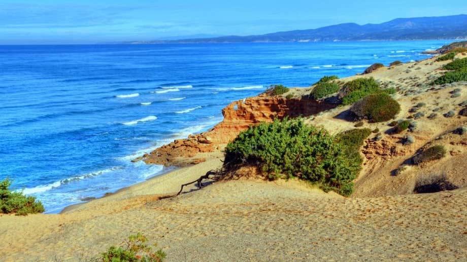 Im Südwesten Sardiniens erstreckt sich die einsame Gegend der Costa Verde, die zur Gebirgsregion des Monte Linas gehört. Südlich von Marina di Arbus türmen sich auf dem Strand bis zu 40 Meter hohe Dünen.