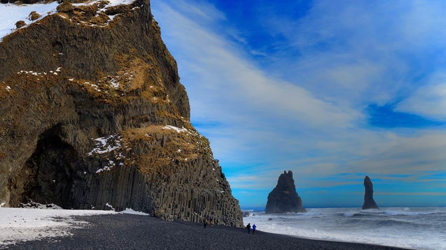Der Strand von Reynisdrangar gehört zu einem der südlichsten Punkte Islands. Der Strand besteht aus schwarzer Lava und das Meer wirkt hier häufig aufgewühlt und rau.