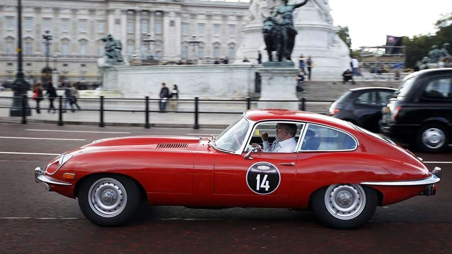 Auf Platz zwei der Autos, mit deren Fahrern deutsche Frauen am liebsten flirten, finden sich Oldtimer wie dieser legendäre Jaguar E-Type von 1961. Er hebt sich auf der Straße ab vom langweiligen Kombi-Einerlei und verkörpert Wohlstand, Stil und Eleganz. Das mögen Frauen offensichtlich.
